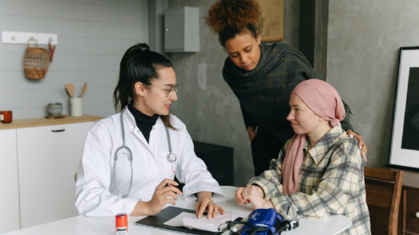 como-funciona-quimioterapia paciente e medica conversando acompanhante